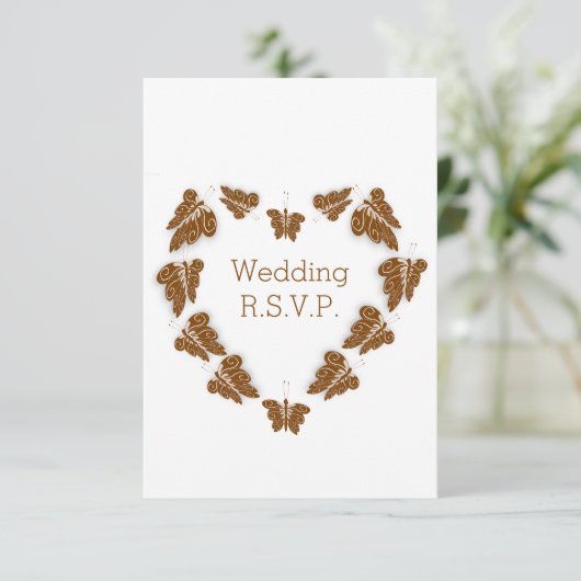 Chocoladekleurige vlinders ontwerp bruiloft RSVP kaartje (Staand voorkant)