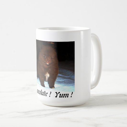 Chocoladepommerse puppy op mok (Voorkant rechts)