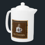 Chocolat chaud<br><div class="desc">Un rendu numérique d'une tasse de chocolat chaud à la vapeur sur une enseigne murale en bois.</div>