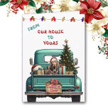 Chocolat Labrador Retriever Truck Carte de Noël<br><div class="desc">Un pick-up bleu turquoise porte un arbre de Noël décoré et des paquets cadeaux sur le devant de cette jolie carte de Noël. Un Labrador Retriever Dog brun chocolat regarde depuis la porte arrière. Un panneau en bois rustique sur le pare-chocs arrière dit "Cheer de Noël". En haut de la...</div>