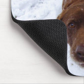 Chocolate Labrador in sneeuw Muismat (Hoek)