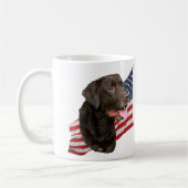 Chocolate Labrador Retriever en Mok van de vlag (Links)