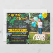 Chomp & Stomp! Dinosaur Boys 1e verjaardagsfoto Kaart (Voorkant)