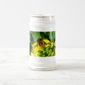 Chope À Bière Abeille sur Fleurs Jaunes (Centre)