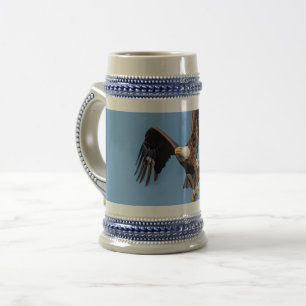 Chope À Bière Aigle Bald avec un poisson