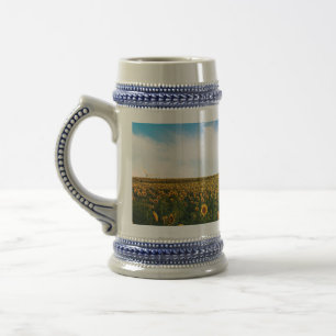 Chope À Bière beau champ de fleurs de soleil avec ciel bleu nuag