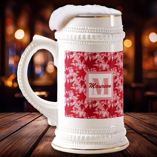 Chope À Bière Feuilles d'érable sur un Arrière - plan rose