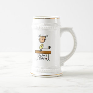 Chope À Bière Fille sur poutre d'équilibre