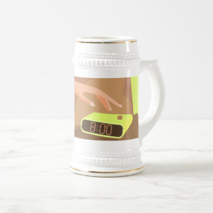 Chope À Bière Filles main poussant sur le bouton snooze du révei