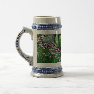 Chope À Bière Flux de jardin avec fleurs violettes