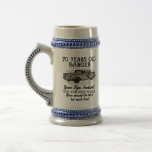 Chope À Bière Funny 70th Birthday Retro Car Banger Date d'ajout<br><div class="desc">Drôle style rétro imprimer la bière d'anniversaire stein. Pneus de rechange de garde de 70 ans inclus, le travail du corps a besoin d'attention, été dans le bloc, mais beaucoup aimé. Quelle bonne tasse de bière pour cet anniversaire. Une bonne idée cadeau pour un fanatique de la moto surtout s'ils...</div>