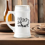 Chope À Bière Funny Sixty alors que Citer 60e Anniversaire<br><div class="desc">Funny Sixty alors que Citation 60e Anniversaire Bière Stein. Ce brin de bière est parfait pour quelqu'un qui célèbre le 60e anniversaire. Il est livré avec une citation drôle et inspirante 60 alors que dans la typographie noire moderne, et est idéal pour une personne avec un sens de l'humour. C'est...</div>