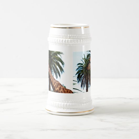 Chope À Bière Giraffe Drôle Qui Donne Une Framboise, (Centre)