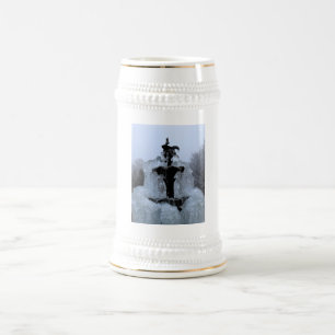 Chope À Bière Haut d'une fontaine gelée