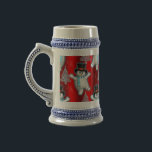 Chope À Bière Jolie Dancing Snowman Red Christmas<br><div class="desc">Ce très mignon stein rouge présente un motif de petits bonhomme de neige dansant sur un arrière - plan rouge,  dansant pour la joie dans la neige,  entouré d'arbres de Noël argentés.</div>