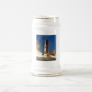 Chope À Bière La Terre tremble tandis que Saturn V embrase le ci