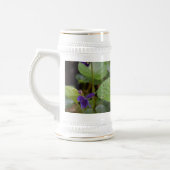 Chope À Bière Ladybug sur les fleurs de violet doux (Gauche)