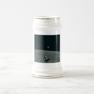 Chope À Bière Lander lunaire Apollo et lever de terre sur la lun