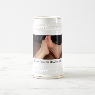 Chope À Bière Le pied du bébé sur le pied du papa