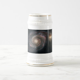 Chope À Bière Le Whirlpool Galaxy M51 & Companion dans l'espace