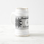 Chope À Bière Ruban de trèfle noir Tmpl par Kenneth Yoncich (Devant gauche)
