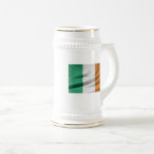 Chope À Bière Stein de croix celtique de drapeau de l'Irlande (Devant droit)