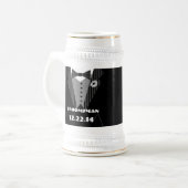 Chope À Bière Tuxedo Bow Cravate Gerber Daisy Groomsman Stein - (Devant gauche)
