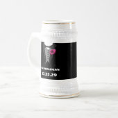 Chope À Bière Tuxedo Bow Cravate Gerber Daisy Groomsman Stein (Devant gauche)
