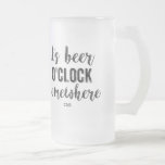 Chope Givrée C'est Beer O'Clock Quelque part drôle Monogramme V<br><div class="desc">Il est toujours temps de boire de la bière - surtout en utilisant cette drôle de tasse qui dit,  "It's Beer O'Clock Somewhere". Ajoutez votre monogramme de 3 lettres pour customiser ou supprimer.</div>