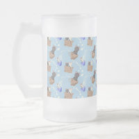 Chats en boîte et gouttes de lait sur bleu
