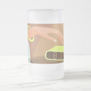 Chope Givrée Filles main poussant sur le bouton snooze du révei