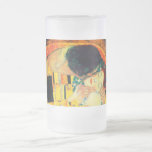 Chope Givrée Gustav Klimt Le Baiser<br><div class="desc">Mug de bière en verre dépoli avec peinture à l’huile de Gustav Klimt avec feuille d’or The Kiss (1908). Un homme et une femme, aux couleurs dorées brillantes, embrassent et embrassent avec amour dans un champ de fleurs. Un grand cadeau pour les amateurs d'art Art Nouveau et autrichien.</div>