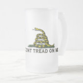 Chope Givrée La PRÉCAUTION "ne marchent pas sur moi" le DRAPEAU (Devant droit)