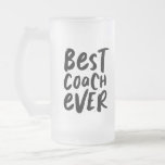 Chope Givrée Meilleur entraîneur jamais fun cadeau personnalisé<br><div class="desc">Meilleur entraîneur ! Célébrez une super saison avec cette tasse en verre personnalisée avec un graphisme amusant à la main sur le devant et la salle pour le nom de l'entraîneur et les réalisations de l'équipe sur le dos. Idéal pour les sportifs jeunes et moins jeunes - des tout-petits aux...</div>