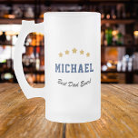 Chope Givrée Meilleur Papa Jamais Texte Personnalisé Gold Stars<br><div class="desc">Customisez le texte, et créez facilement votre tasse à bière personnalisée. Cliquez sur CUSTOMISER PLUS LOIN pour modifier les couleurs du texte. Vous pouvez TRANSFÉRER ce DESIGN sur d'autres produits Zazzle et l'ajuster à la plupart des articles Zazzle. Les conceptions Studio standard sont faites dans des graphiques vectoriels haute résolution...</div>