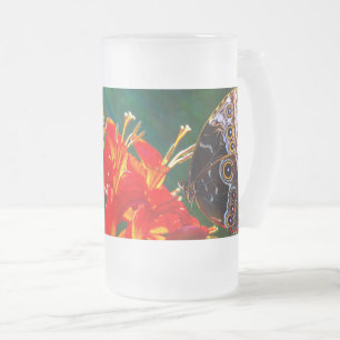 Chope Givrée Papillon morpho bleu sur les fleurs de Crocosmia L