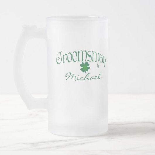 Chope Givrée Shamrock vert personnalisé Groomsman Beer Stein (Gauche)