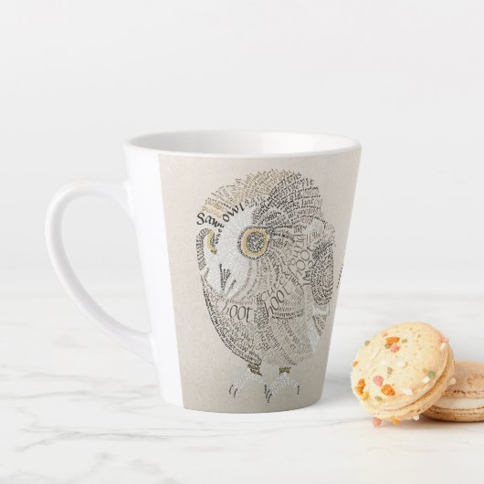 Chouette Calligramme Latte Mug (En situation)