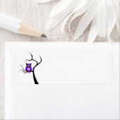 Chouette crânienne pourpre dans le Étiquette d'arb (En situation)