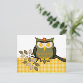 Chouette de carte postale dans l'arbre (Debout devant)