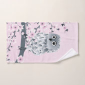 Chouette mignonne et fleurs de cerisier gris rose (Serviette à main)