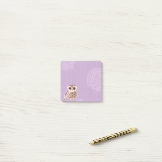 Chouette mûre sur les notes post-it violettes (Sur un bureau)