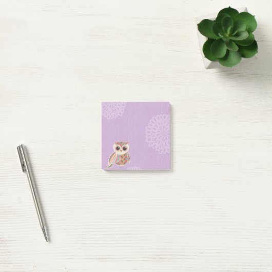 Chouette mûre sur les notes post-it violettes (Bureau)