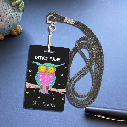 Chouette sur un badge de laissez-passer étudiant d