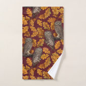 Chouettes d'automne sur rouge foncé (Serviette à main)