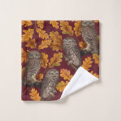 Chouettes d'automne sur rouge foncé (Gant de toilette)