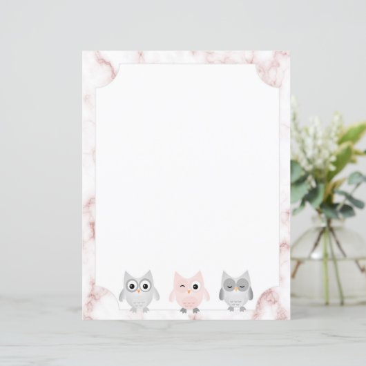 Chouettes grises et roses Papier Rose en marbre do (Debout devant)