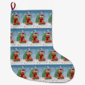 Chow Chow Dog in sneeuw met kerstcadeautjes Grote Kerstsok (Voorkant)