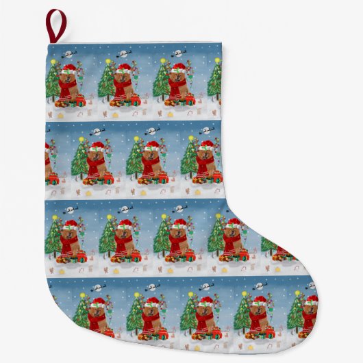 Chow Chow Dog in sneeuw met kerstcadeautjes Grote Kerstsok (Voorkant)