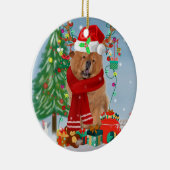 Chow Chow Dog in sneeuw met kerstcadeautjes Keramisch Ornament (Rechts)